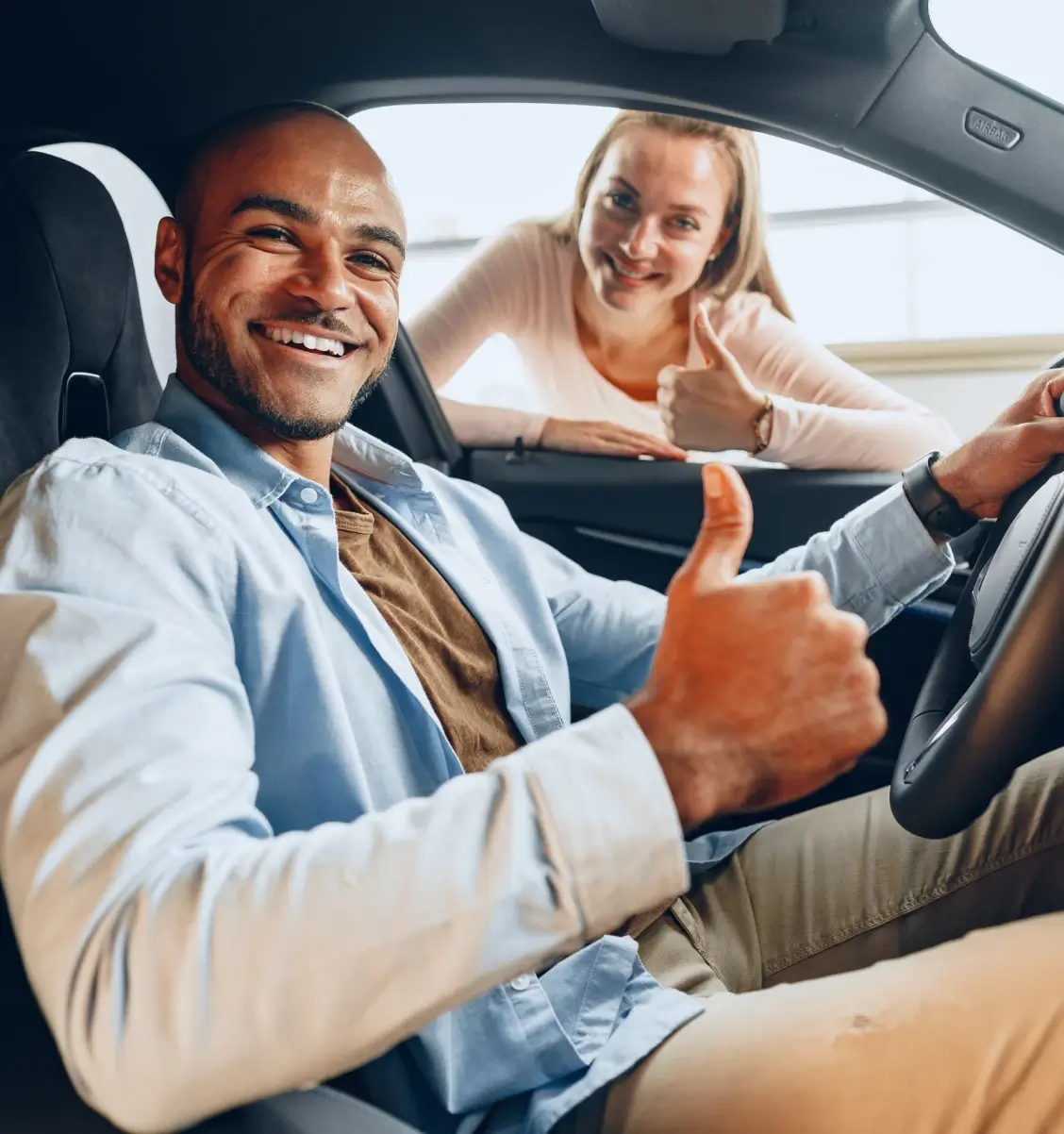 Pessoas felizes no carro - Por que usar a Achecar